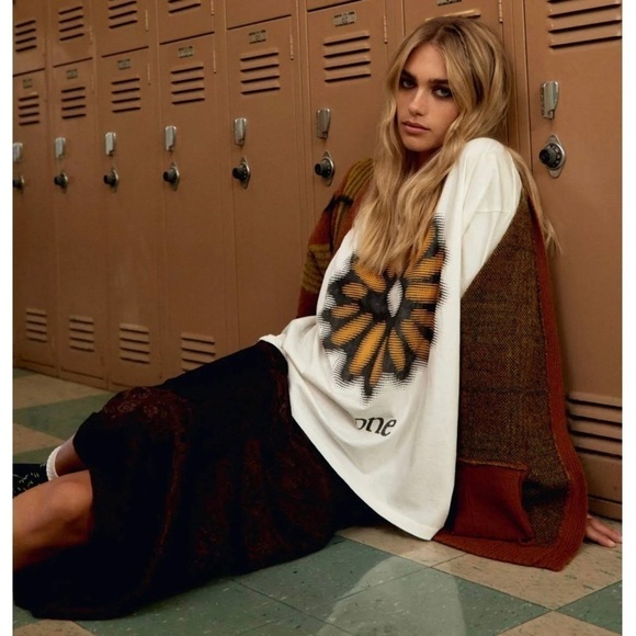 NWT DAYDREAMER 90s U2 One Daisy Graphic Grunge Rock Band Short Sleeve Tee XS - Picture 3 of 8